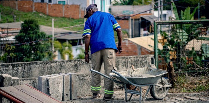 Secretaria de Obras de VR revitaliza áreas de lazer no Roma